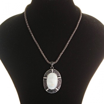 قلادة كبيرة بسلسلة من عرق اللؤلؤ رمادي داكن معدن مع أحجار لامعة إطار بيضاوي 50×38mm، الطول 46-54cm مخططة